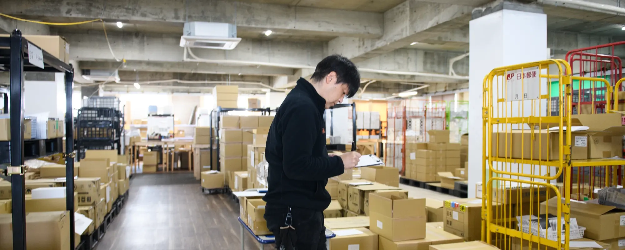 [写真]空調完備で品質を守る倉庫